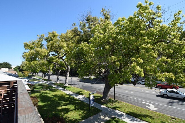 Building Photo - 605-609