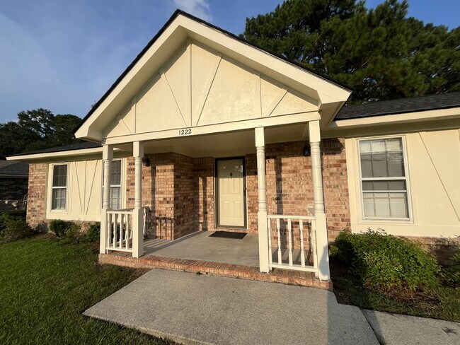 Building Photo - 1222 Hampton Dr