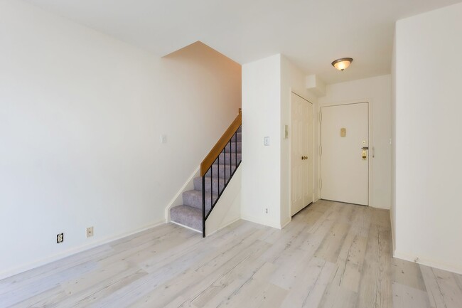 Building Photo - Loft Living at McLean Gardens 1BR plus Lof...