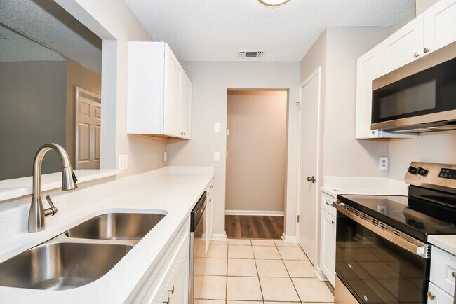 Building Photo - 3303 Hampstead Dr