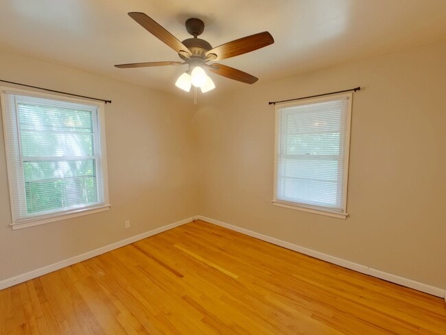 Building Photo - 1027 N Old Manor Rd