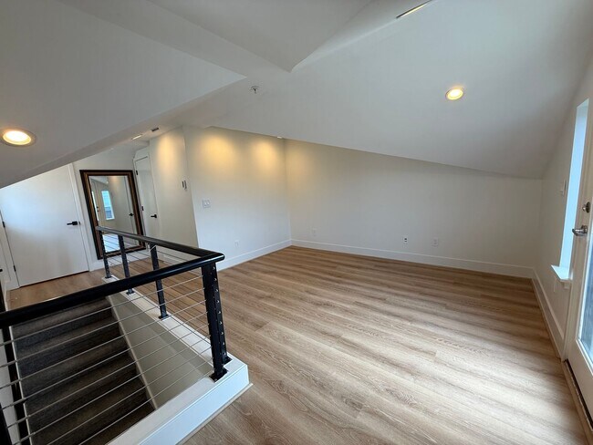 Building Photo - Modern Townhome Just One Block from Green ...