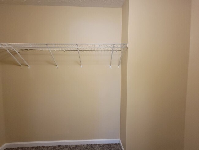 Building Photo - Save Time - Save Money - Beautiful Townhome - New Carpet