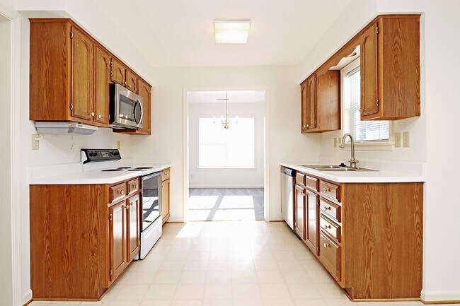 Building Photo - Pet-Friendly Raintree Home Near Rt 29