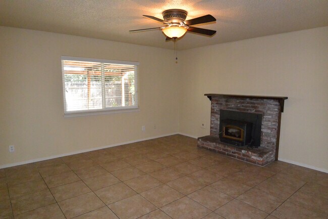 Building Photo - 3 Bedroom 2 Bathroom Home in SW Visalia close to shopping and restaurants!
