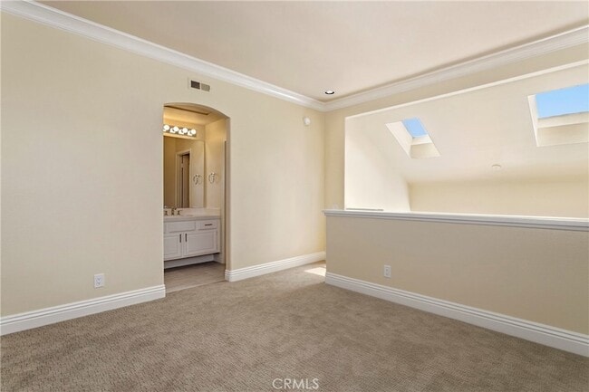 Building Photo - 11 Reina