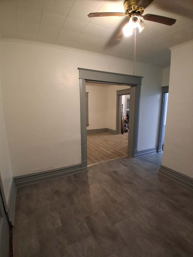 Building Photo - 2 Bedroom 1 Bath Renovated Apartment