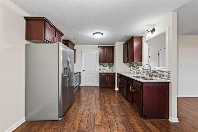 Building Photo - 566 Falkland Cir