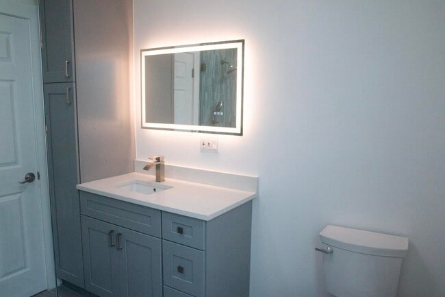 Building Photo - 16 E 44th St