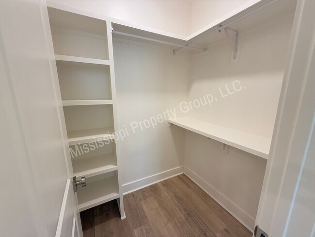Building Photo - 703 Miramar Ln