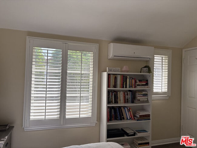 Building Photo - 725 Lorraine Blvd