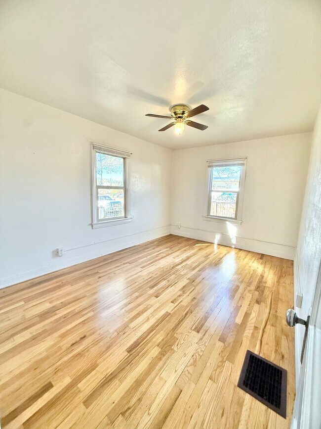 Building Photo - Move in ready home on S Park