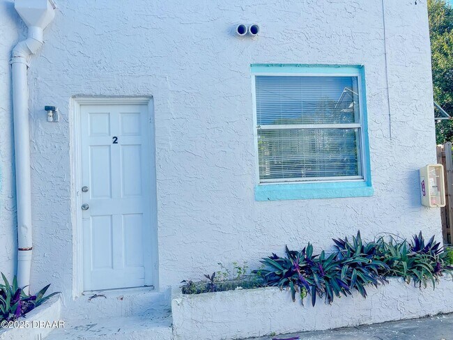 Building Photo - 411 N Oleander Ave