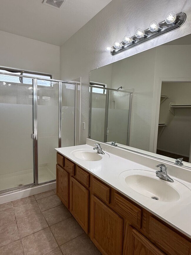 Building Photo - BRAND NEW CARPET 3 Bedroom 2 Bathroom Spacious Floorplan!