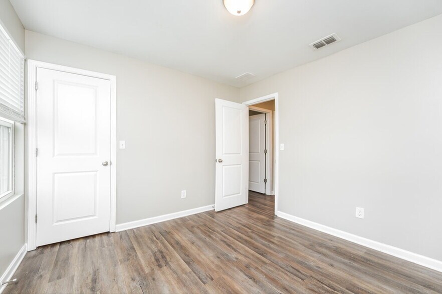 Building Photo - 3740 Place Dr