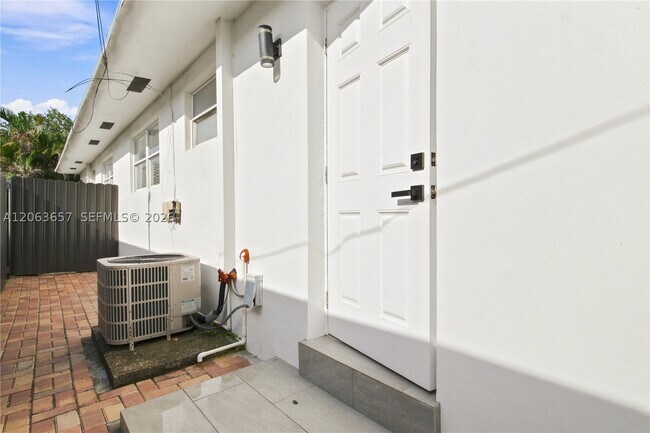 Building Photo - 6053 SW 63rd St
