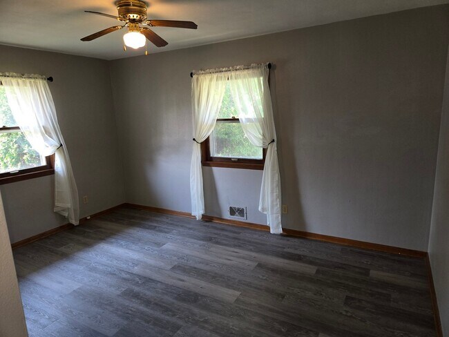 Building Photo - 592 Donna Dr