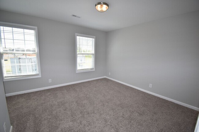 Building Photo - The Stowe Court Dog Friendly Condo for rent!