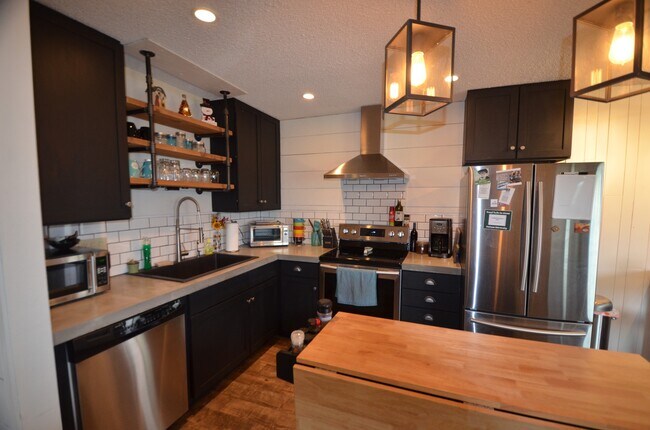 Building Photo - Updated Unit! Great Views! Year lease!