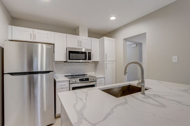Building Photo - 5814 Sandhurst Ln
