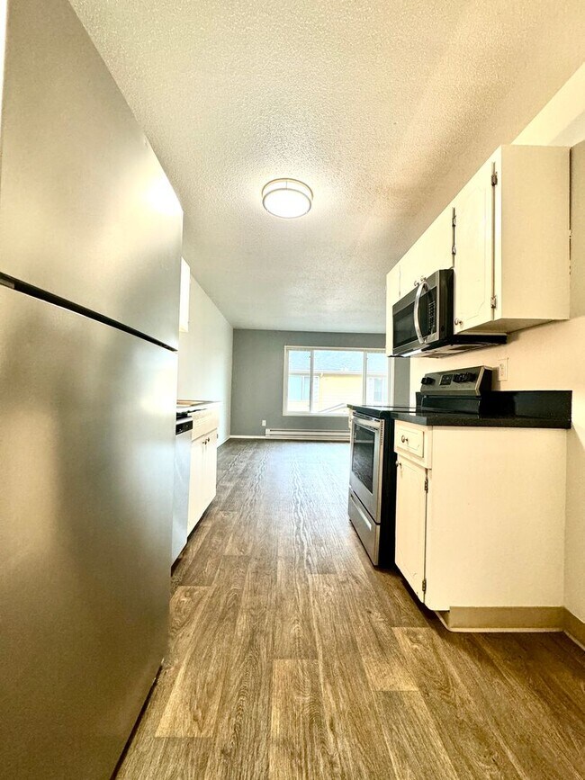 Building Photo - Freshly Updated Top Floor One Bedroom w/ Fresh Paint, New Shower Surround & Stainless Appliances~...