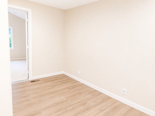 Building Photo - Beautifully Remodeled Home in Prime Kirkland Location | Designer Finishes | Spacious Layout | Top...
