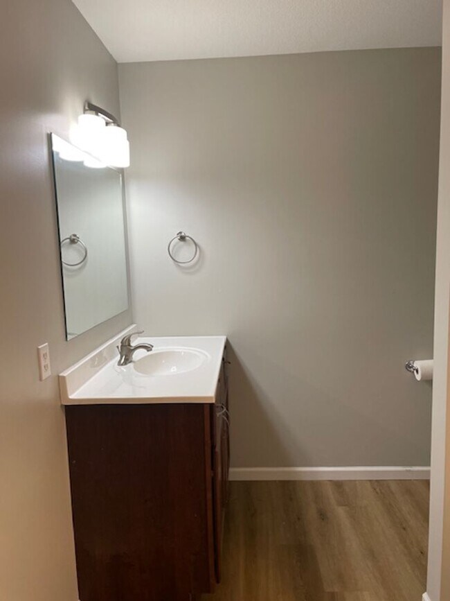 Building Photo - 208 Tyler St