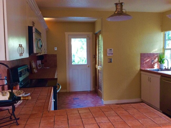 Building Photo - 382 Ellamar Rd