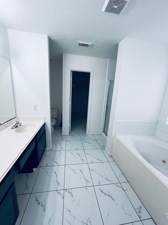 Building Photo - 2206 Laurel Oak Dr