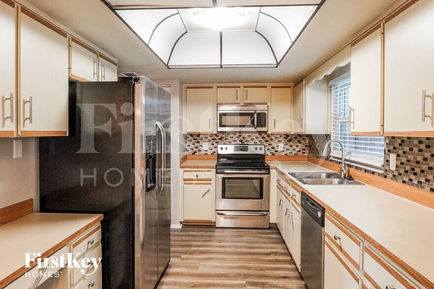 Building Photo - 3017 Vista Palm Dr