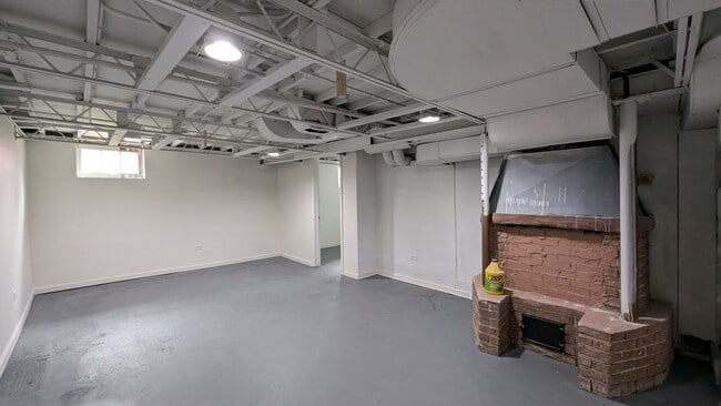 Building Photo - 3 bd 1.5 ba ranch home with screened back ...