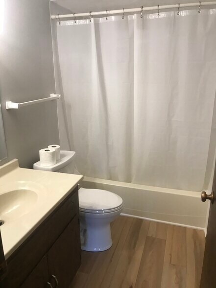 Full Bathroom - 2711 Albany Ct