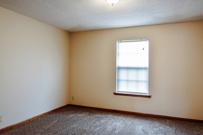 Building Photo - Pet Friendly Town Home by Gate 1!