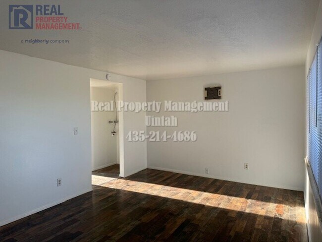 Building Photo - Delight Duplex