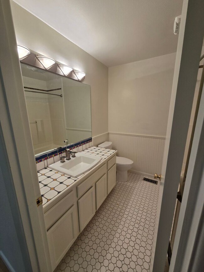 Building Photo - Popular West Linn! Tons of Space and great...