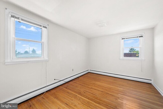 Building Photo - 2042 Faunce St