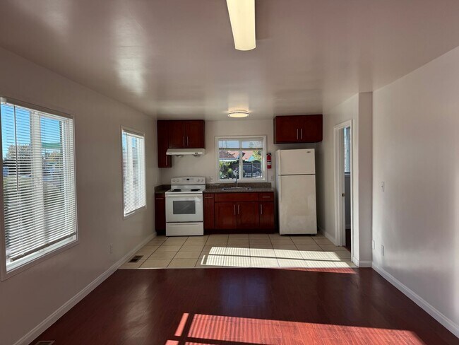 Building Photo - Remodeled 2 Bedroom, on San Pablo Ave, in East Richmond Area
