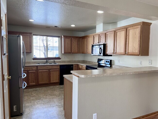 Building Photo - Beautiful 3 Bed/2.5 Bath End Unit Two-Level Townhome! Wonderful Deck off Living Room with backyar...