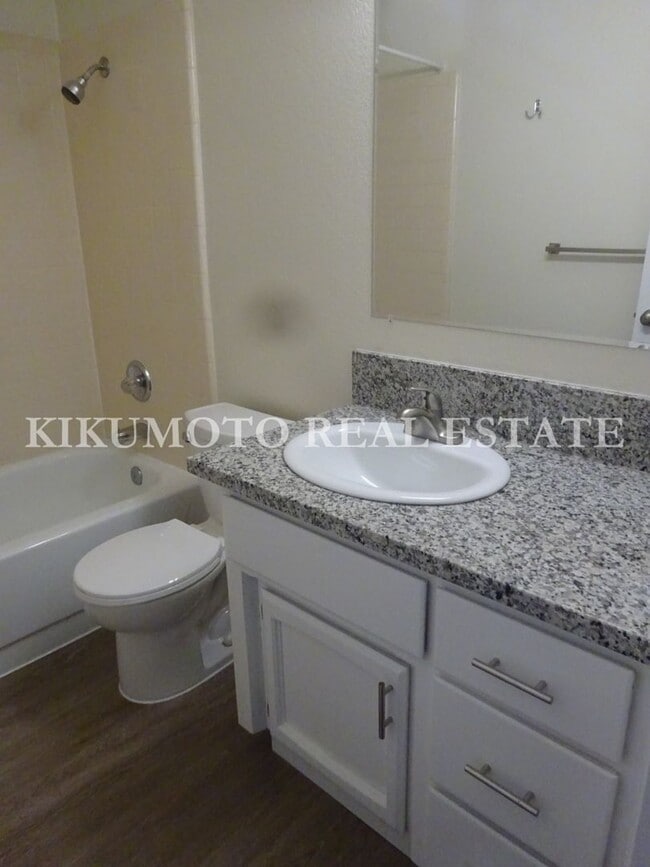 Building Photo - 2 bedroom, 2 bath, 2 car garage Half-plex ...