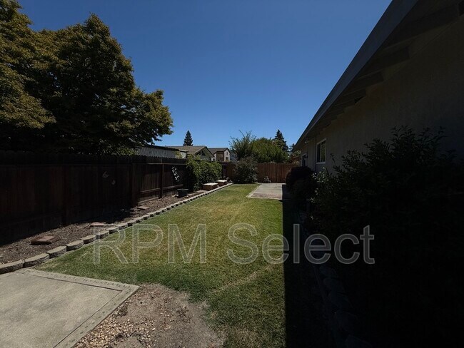 Building Photo - 1017 Silver Lake Dr