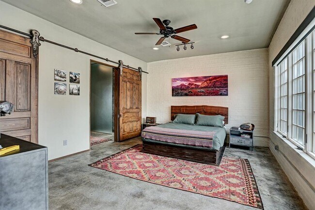 Building Photo - 808 Coronado St