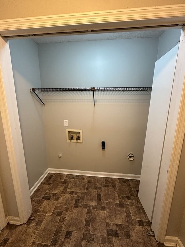 Building Photo - 3 Bedroom Townhome in Hixson Tennessee! Pet-friendly!