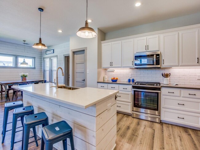 Building Photo - 405 Carneros Dr