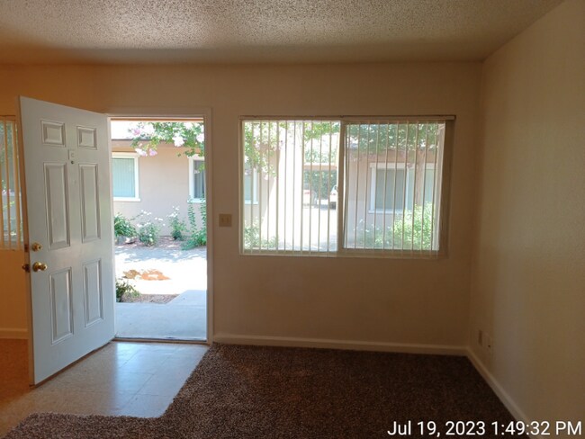 Building Photo - 228 W Dakota Ave