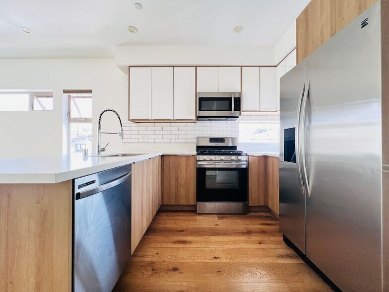 Building Photo - 1718 Miramar St