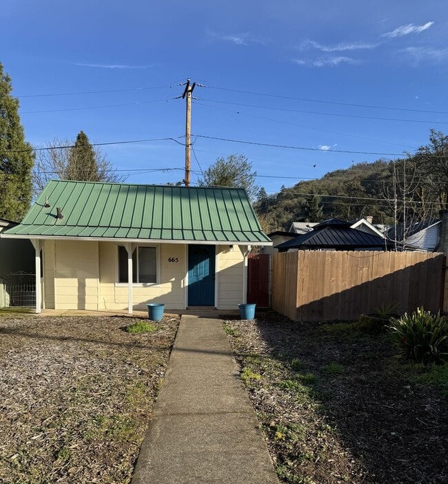 Building Photo - West Roseburg 2 Bedroom home with fenced yard