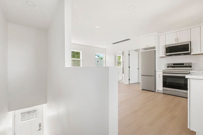 Building Photo - 1 Bedroom 1 Bath upstairs unit in University Heights available Mid-May 2026