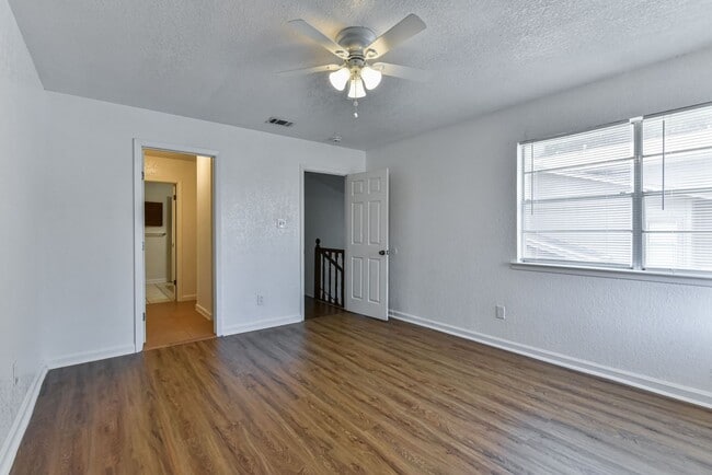 Building Photo - 1128 Royal Crest Dr