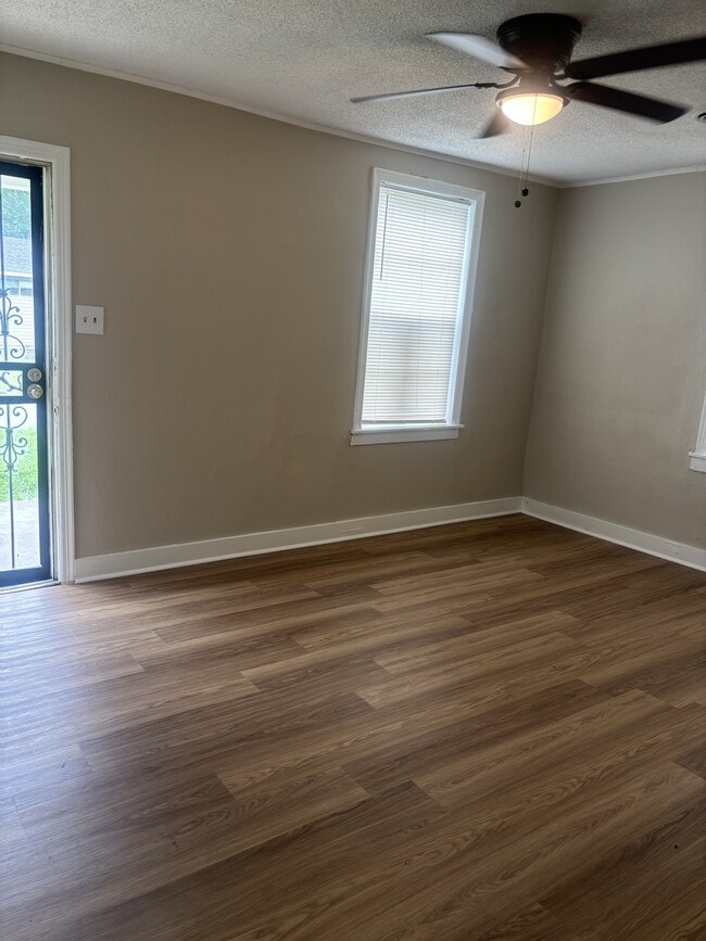 Building Photo - 375 Joubert Ave
