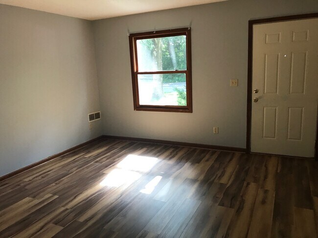 Building Photo - 601 S Park Square Dr